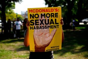 McDonald’s ΗΠΑ: Οι βιασμοί, τα "χουφτώματα" και οι αγωγές - Cibum.gr