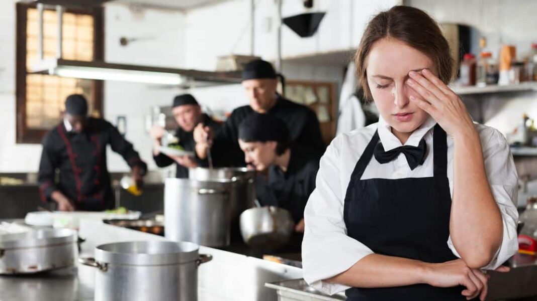 Κακοποίηση στις κουζίνες: οι Chef  της Βρετανίας ζητούν να αφαιρεθούν αστέρια Michelin από γνωστά εστιατόρια - Cibum.gr