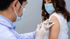 Μπορεί να απολυθεί εργαζόμενος που δεν θέλει να εμβολιαστεί; - Cibum.gr