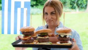 Euro … μπάρμπεκιου: Ελληνική συμμετοχή με burger μουσακά! - Cibum.gr