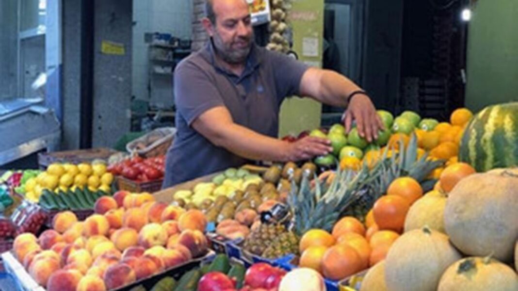 “Άσχημα” φρούτα: Οπωροπώλης τα προσφέρει σε ευπαθείς οικογένειες - Cibum.gr