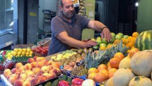 “Άσχημα” φρούτα: Οπωροπώλης τα προσφέρει σε ευπαθείς οικογένειες - Cibum.gr