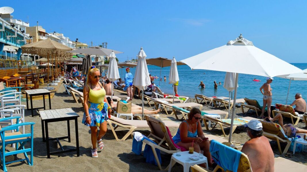 Ο ελληνικός τουρισμός σε κρίσιμο σταυροδρόμι: Ρεκόρ αφίξεων αλλά μείωση στα έσοδα - Cibum.gr