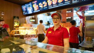 McDonald’s:  αυξάνει τους μισθούς για να βρει υπαλλήλους - Cibum.gr