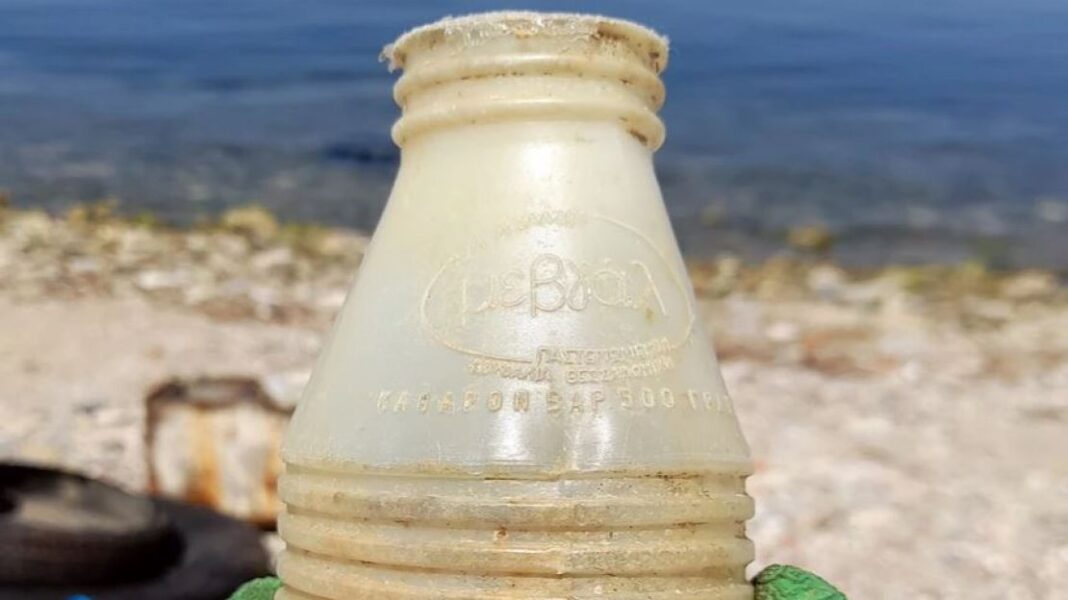Θεσσαλονίκη: Μπουκάλι γάλακτος από τα 80's ξεβράστηκε στην ακτή και... ξύπνησε αναμνήσεις - Cibum.gr