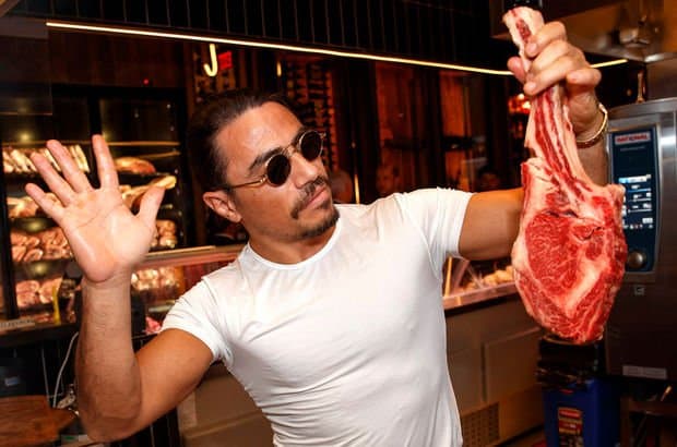 O Salt Bae πλουτίζει - Αύξηση κερδών 44% για το NusrEt Λονδίνου παρά τις αρνητικές κριτικές - Cibum.gr