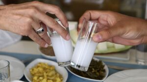 Πως τα κουκούλια μεταξοσκώληκα έδωσαν το όνομα στο ούζο μας - Cibum.gr