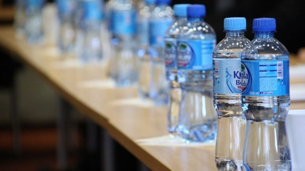 Νέος φόρος στα πλαστικά μπουκάλια στην Ελλάδα: 8 λεπτά για κάθε προϊόν - Cibum.gr