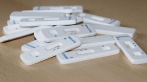 Από τέσσερα έως επτά δωρεάν τεστ για κορωνοϊό σε μαθητές εάν βρεθεί κρούσμα στην τάξη - Cibum.gr