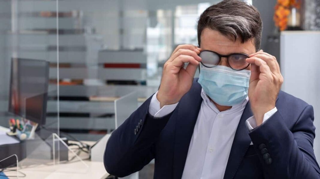 Χρήσιμο: 5 αποτελεσματικοί τρόποι για να μην θολώνουν τα γυαλιά από τη μάσκα - Cibum.gr