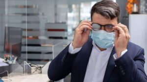 Χρήσιμο: 5 αποτελεσματικοί τρόποι για να μην θολώνουν τα γυαλιά από τη μάσκα - Cibum.gr
