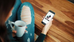TikTok: Πώς καθορίζει τις διατροφικές προτιμήσεις των νέων - Cibum.gr