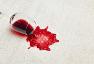 Βίντεο - Λεκές από κόκκινο κρασί: Μύθος ή αλήθεια ότι καθαρίζει με λευκό κρασί; - Cibum.gr