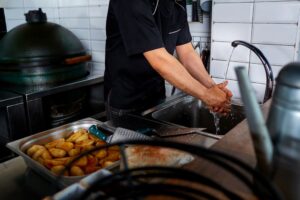 Υγιεινή των χεριών στις μονάδες επεξεργασίας τροφίμων - Όλα όσα πρέπει να ξέρετε - Cibum.gr
