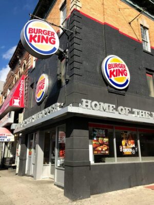 Burger King: Βίντεο με τις συλλήψεις αντιεμβολιαστών που απαίτησαν να εξυπηρετηθούν - Δεν φορούσαν ούτε μάσκες - Cibum.gr