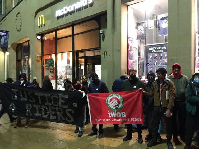 McDonald's: Χαμός με τους delivery και στη Βρετανία- Μποϊκοτάζ στις παραγγελίες - Αντιδρούν στη μείωση μισθών - Cibum.gr
