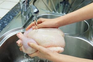 Πρέπει να πλένετε το κοτόπουλο ή τη γαλοπούλα πριν το μαγείρεμα; - Cibum.gr