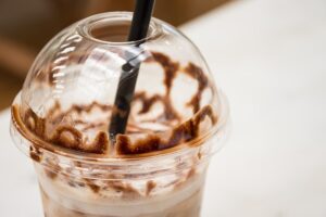 10 λεπτά ακριβότερος ο καφές take away σε πλαστικό ποτήρι - Οδηγίες για την αναγραφή και τα παραστατικά πωλήσεων - Cibum.gr