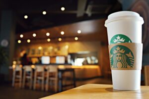 Starbucks: Χιλιάδες εργαζόμενοι στο δρόμο παγκοσμίως μετά την απόφαση της εταιρείας να κλείσει εκατοντάδες καταστήματα - Cibum.gr