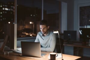 Νυχτερινή εργασία: Τι ΔΕΝ πρέπει να κάνετε για να προστατεύσετε την υγεία σας - Cibum.gr