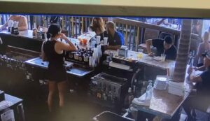 Βίντεο: Πελάτισσα πετάει το ποτό της στην barwoman γιατί βρήκε μέσα ένα ζωύφιο!