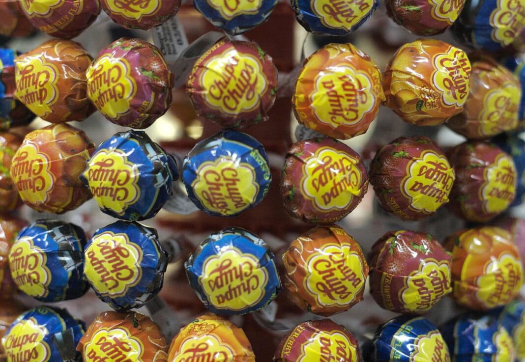 Γιατί η Chupa Chups έφτιαξε ένα γλειφιτζούρι που είναι αδύνατο να ανοιχτεί - Η απάντηση κρύβεται μέσα στη συσκευασία