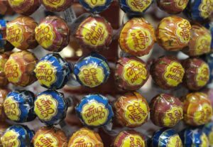 Γιατί η Chupa Chups έφτιαξε ένα γλειφιτζούρι που είναι αδύνατο να ανοιχτεί - Η απάντηση κρύβεται μέσα στη συσκευασία