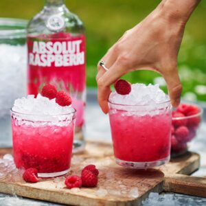 Η Absolut Vodka σε νέα πολύχρωμα μπουκάλια με αναδιαμορφωμένη σειρά ποτών