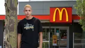 Στα δικαστήρια η McDonald’s – Καταγγελίες ότι αρνείται να πληρώσει τα διαλείμματα των υπαλλήλων