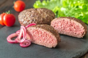 Burger: Σε δημόσια διαβούλευση στη Βρετανία, οι όροι και οι κίνδυνοι για τα σχεδόν ωμά και τα medium μοσχαρίσια μπιφτέκια