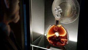 Κάμερα κατέγραψε τη γυναίκα που έκλεψε κονιάκ 100 ετών και αξίας 4.000 δολαρίων!