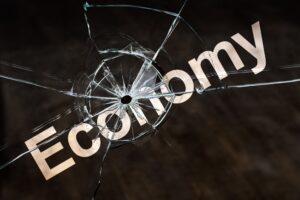 Ανατιμήσεις, Πανδημία και Πόλεμος: Η “τρισδιάστατη” απειλή της παγκόσμιας οικονομίας