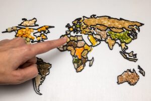 Τρεις οικονομολόγοι αναλύουν τις οικονομικές επιπτώσεις του πολέμου Ρωσίας – Ουκρανίας