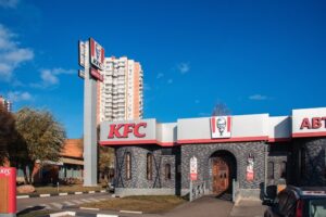 Με συλλήψεις και κατασχέσεις απειλεί η Μόσχα τις δυτικές εταιρείες που αποχώρησαν από τη Ρωσία
