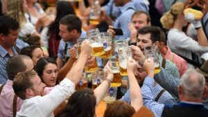 Oktoberfest: Επανέρχεται η μεγάλη γιορτή μπύρας – Ο Βασιλικός γάμος ήταν… η αφορμή