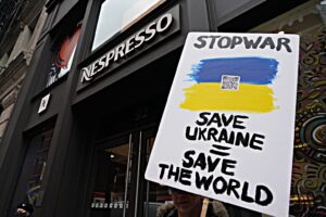 Ουκρανοί διαδήλωσαν έξω από τη Nespresso στη Νέα Υόρκη