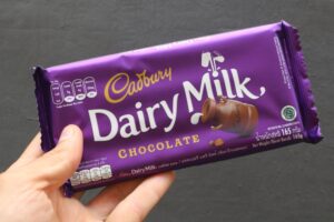 Λιγότερη ποσότητα σοκολάτας περιέχουν οι Cadbury, αλλά πωλούνται στην ίδια τιμή