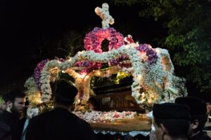 Πασχαλινά έθιμα: Τα τσιπουράδικα του Βόλου και η περιφορά του επιταφίου
