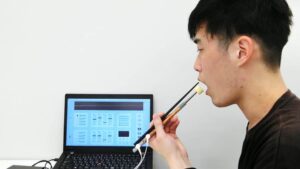Extreme: Chopsticks που κάνουν το φαγητό να είναι πιο αλμυρό!