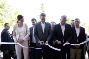 Στα εγκαίνια της νέας τυροκομικής μονάδας της “Greek Family Farm” στη Μαγνησία ο πρωθυπουργός