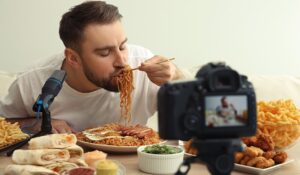 “Mukbang Ιnfluencers”: Η νέα διαδικτυακή τρέλα έγινε εργαλείο Marketing της βιομηχανίας τροφίμων