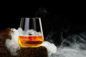 Παγκόσμια ημέρα Ουίσκι: Από το άγριο κυνηγητό στα Χάιλαντς στις περιπέτειες του Τζέιμς Μποντ