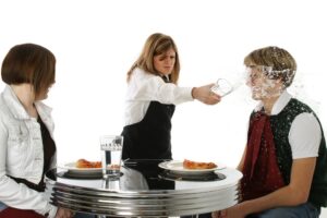 Έλληνες σερβιτόροι: Τραγικές εμπειρίες, ανύπαρκτα φιλοδωρήματα και σκληρές συνθήκες