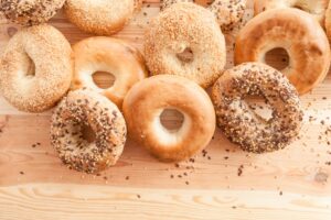 Bagels: Όλα όσα πρέπει να ξέρετε για την ιστορία και τον τρόπο παρασκευής του απόλυτου brunch