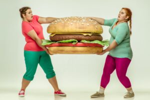 Όλοι τρώνε περισσότερο απ’ ότι παραδέχονται, ανεξάρτητα από το βάρος τους σύμφωνα με μελέτη