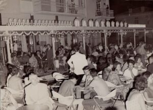 «Πάμε για μια πάστα στου Παπασπύρου»: Η ιστορία του θρυλικού ζαχαροπλαστείου