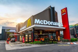 McDonald’s: 50 έφηβοι εισέβαλαν σε κατάστημα- Έκλεψαν φαγητό και αναψυκτικά