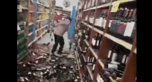 Βίντεο: Χαμός! Υπάλληλος σουπερμάρκετ έσπαγε μπουκάλια με κρασί αντιδρώντας στην απόλυσή της