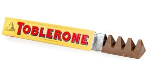 Toblerone: Η Mondelēz μεταφέρει το εργοστάσιο στην Τσεχία – Θα συνεχίσει να λέγεται ελβετική;