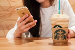 Starbucks : O macchiato καραμέλα φτιάχνεται από… βανίλια